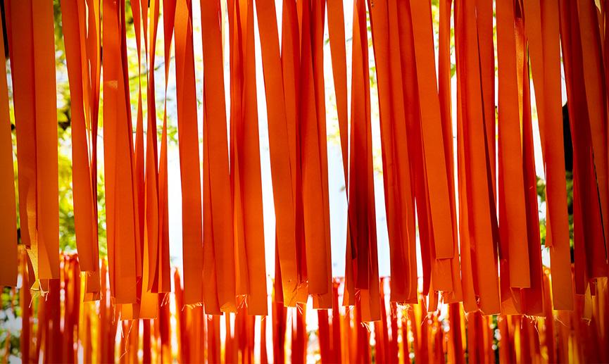 Rubans orange suspendus à un câble pour représenter les enfants autochtones décédés dans les pensionnats du Canada.